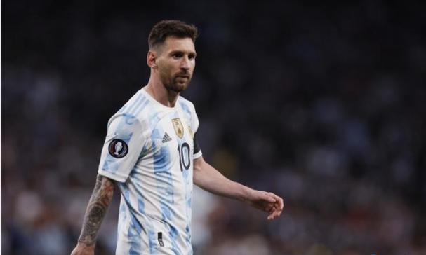 一个男人从不戴手表，也不系皮带，那他